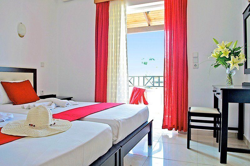 Lilium Hotell Agia Marina Exteriör bild